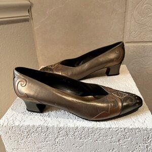 Vintage 1980s 1990s ladies gold, silver bronze tone studded kitten heels sz 7